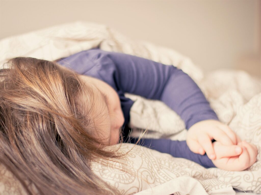 幼児のアトピーで睡眠中にかゆみで起きる原因と対策は？